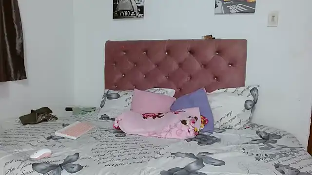 Snapshot of saritapretyy chatting on October 22, 10:37 pm saritapretyy online show from October 22, 10:37 pm