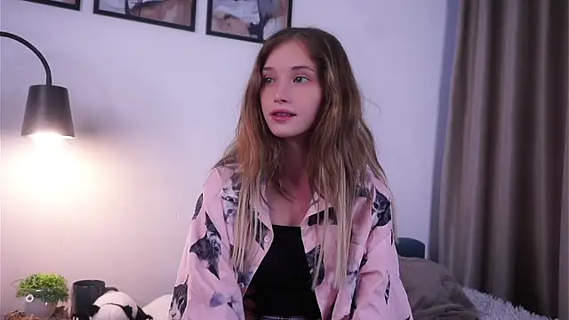 Snapshot of EdlinHargus chatting on October 18, 2:03 am EdlinHargus online show from October 18, 2:03 am