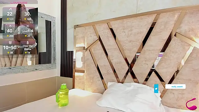 Snapshot of molly_sweetee chatting on October 22, 1:43 am molly sweetee online show from October 22, 1:43 am