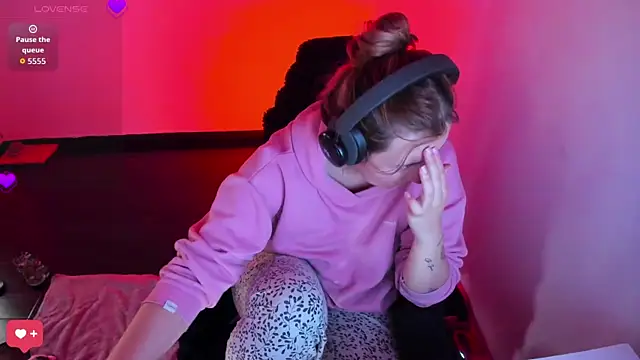 bonnie moon  online show from March 31, 8:53 pm