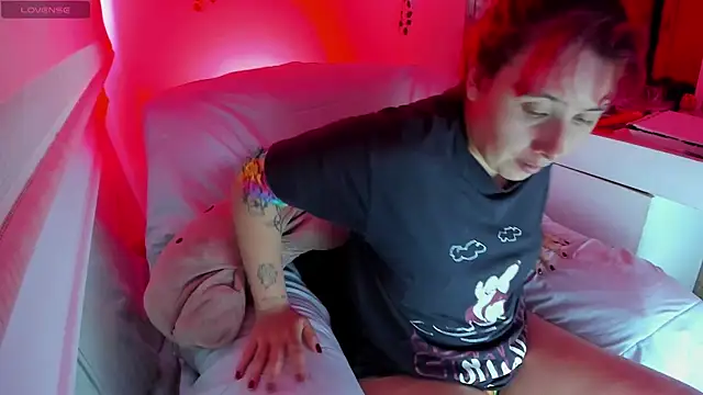 bonnie moon  online show from September 24, 5:45 pm