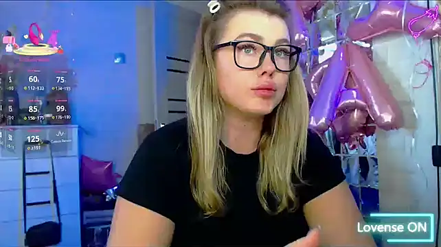 Snapshot of SuchCute chatting on September 18, 3:27 am SuchCute online show from September 18, 3:27 am