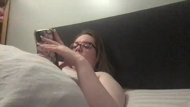 Snapshot of honeyyy24 chatting on September 13, 10:18 pm honeyyy24 online show from September 13, 10:18 pm