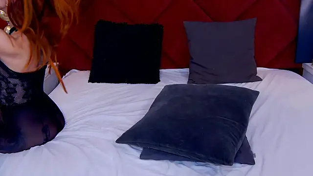 Snapshot of MinnieDrew chatting on October 31, 9:30 pm MinnieDrew online show from October 31, 9:30 pm