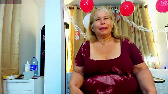 Snapshot of girl_amada chatting on September 13, 4:20 am girl amada online show from September 13, 4:20 am