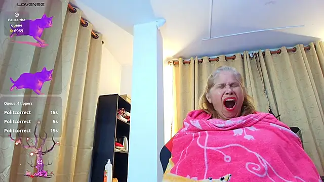 Snapshot of girl_amada chatting on October 18, 5:32 am girl amada online show from October 18, 5:32 am