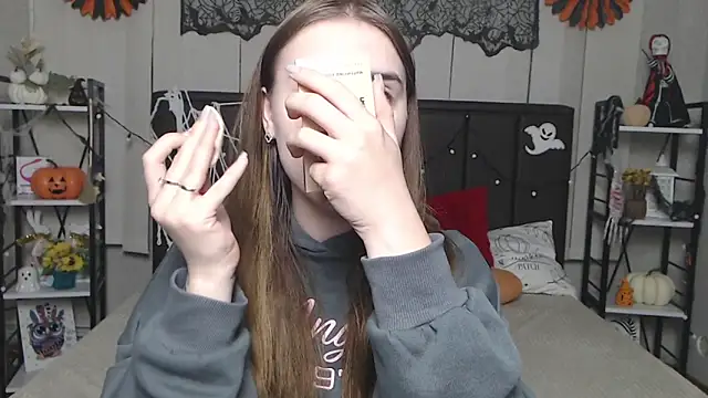 LauraHlot online show from November 15, 7:15 pm