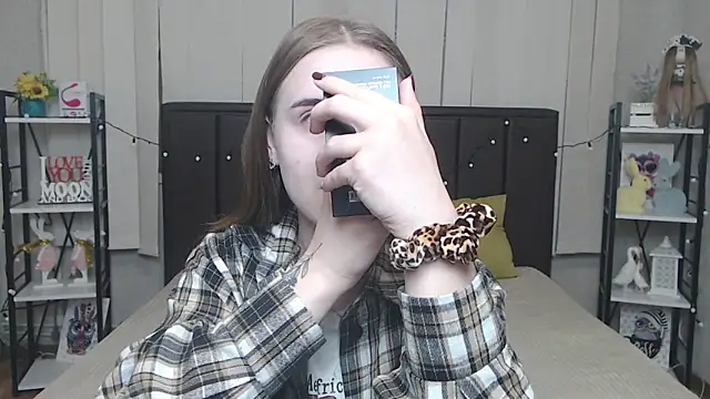 Snapshot of LauraHlot chatting on October 13, 5:54 am LauraHlot online show from October 13, 5:54 am