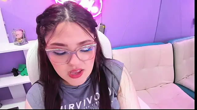 Snapshot of Camiila_Osorio chatting on September 12, 8:16 pm Camiila Osorio online show from September 12, 8:16 pm