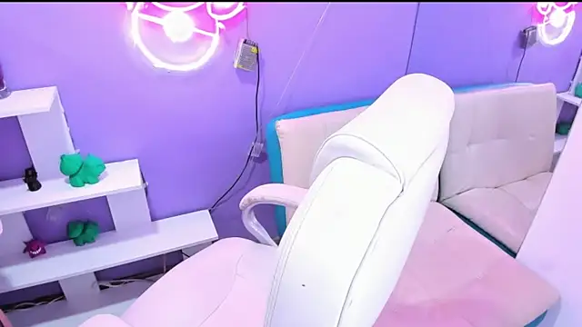 Snapshot of Camiila_Osorio chatting on September 17, 8:51 pm Camiila Osorio online show from September 17, 8:51 pm