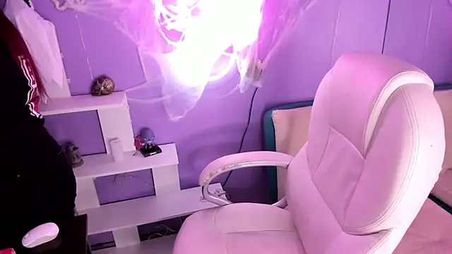 Snapshot of Camiila_Osorio chatting on October 17, 8:23 pm Camiila Osorio online show from October 17, 8:23 pm