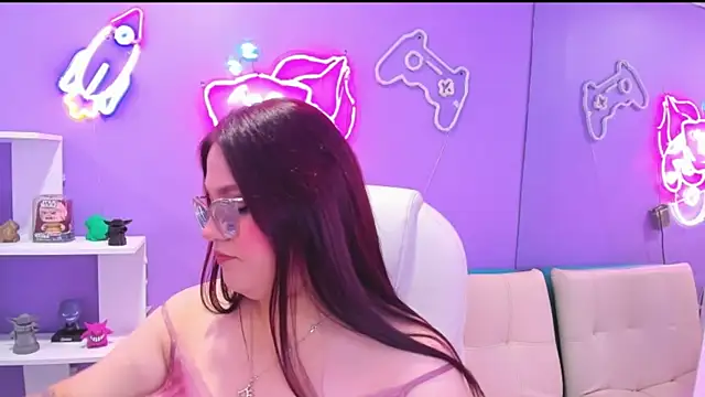 Snapshot of Camiila_Osorio chatting on September 24, 7:35 pm Camiila Osorio online show from September 24, 7:35 pm