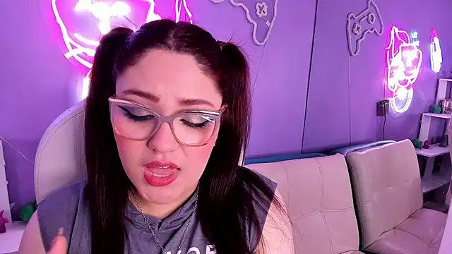 Snapshot of Camiila_Osorio chatting on October 3, 8:14 pm Camiila Osorio online show from October 3, 8:14 pm