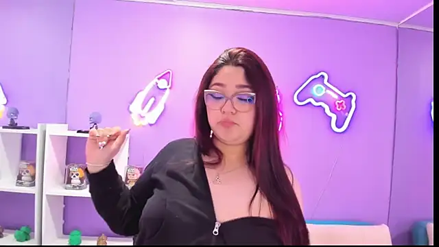 Snapshot of Camiila_Osorio chatting on September 15, 8:49 pm Camiila Osorio online show from September 15, 8:49 pm