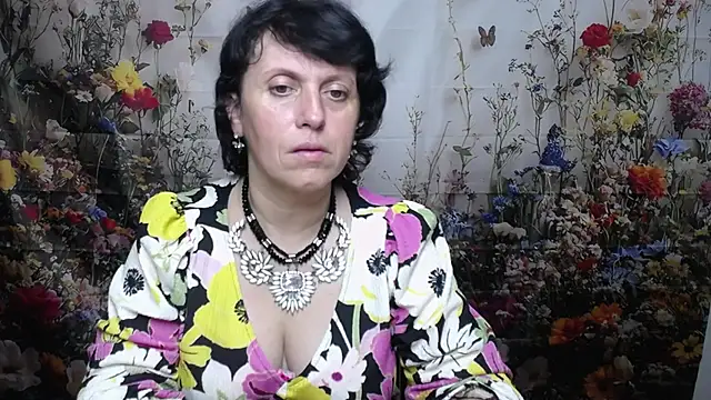 LuciaMii online show from October 16, 5:15 pm