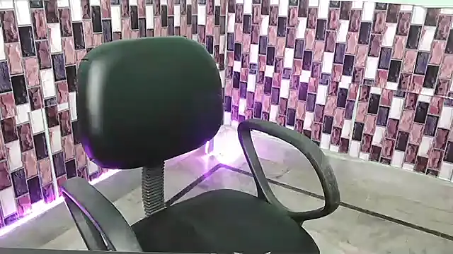 Snapshot of N-Natasha chatting on October 1, 10:09 am N-Natasha online show from October 1, 10:09 am