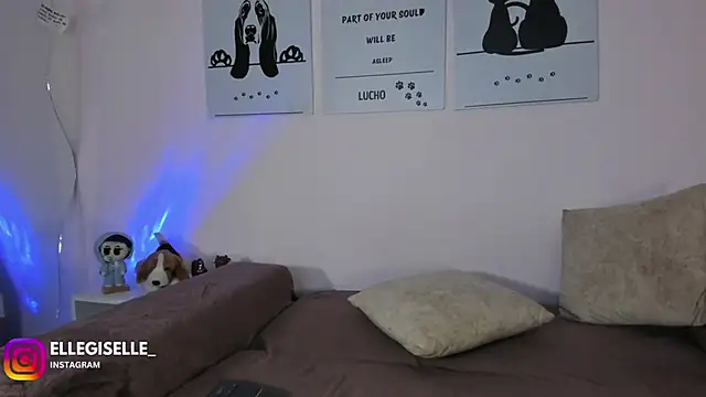 Snapshot of ElleGisellee chatting on September 29, 3:33 am ElleGisellee online show from September 29, 3:33 am