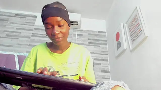 Snapshot of ebony_march chatting on October 29, 6:43 pm ebony march online show from October 29, 6:43 pm