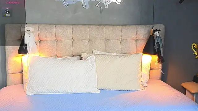 Snapshot of Laia_and_Aloby chatting on October 8, 10:25 pm Laia and Aloby online show from October 8, 10:25 pm