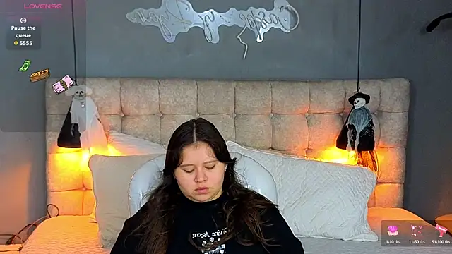 Snapshot of Laia_and_Aloby chatting on October 13, 10:23 pm Laia and Aloby online show from October 13, 10:23 pm