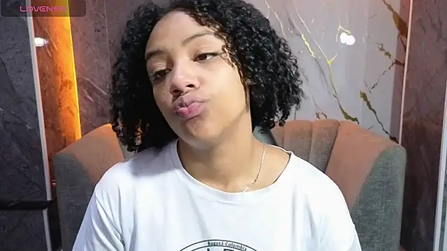 Snapshot of Violeth_b chatting on October 21, 12:53 pm Violeth b online show from October 21, 12:53 pm