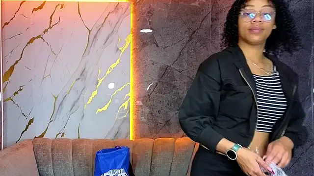 Snapshot of Violeth_b chatting on October 27, 12:44 pm Violeth b online show from October 27, 12:44 pm