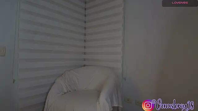 venusleroy  online show from September 23, 11:58 pm