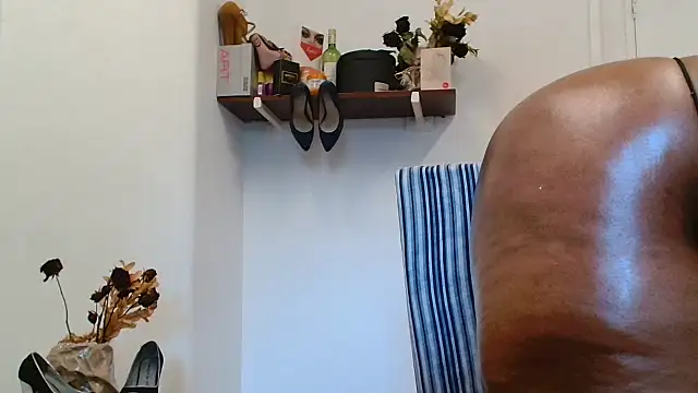 Snapshot of xTALLSEXYBUMx chatting on October 14, 5:10 am xTALLSEXYBUMx online show from October 14, 5:10 am