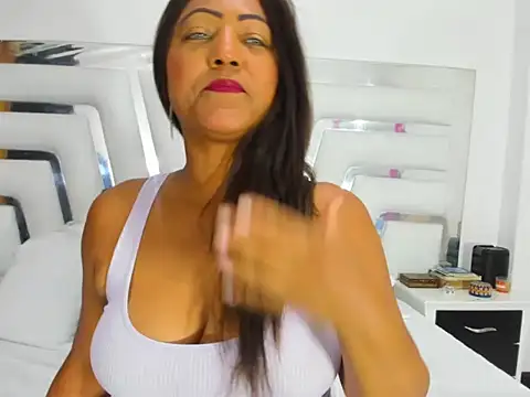 Snapshot of SaraaJhons chatting on October 9, 2:43 pm SaraaJhons online show from October 9, 2:43 pm