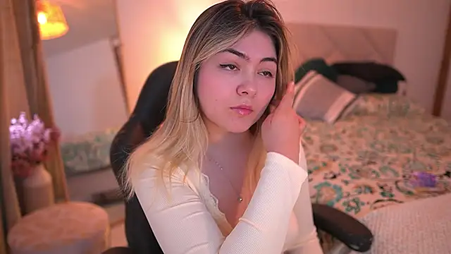 Snapshot of Lau_Bee chatting on November 1, 4:44 pm Lau Bee online show from November 1, 4:44 pm