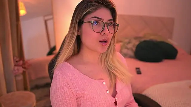 Snapshot of Lau_Bee chatting on October 18, 12:57 am Lau Bee online show from October 18, 12:57 am