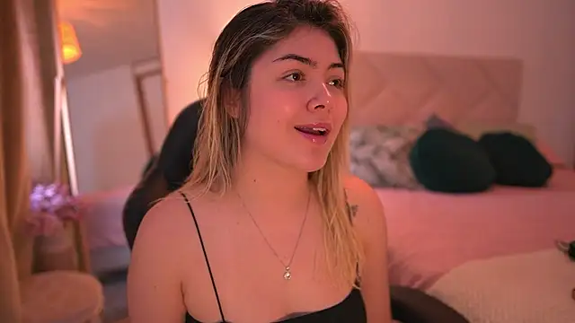 Snapshot of Lau_Bee chatting on October 14, 4:31 pm Lau Bee online show from October 14, 4:31 pm