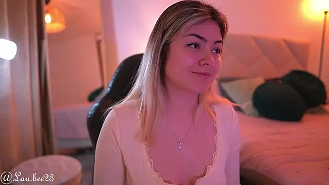 Snapshot of Lau_Bee chatting on September 19, 6:18 pm Lau Bee online show from September 19, 6:18 pm