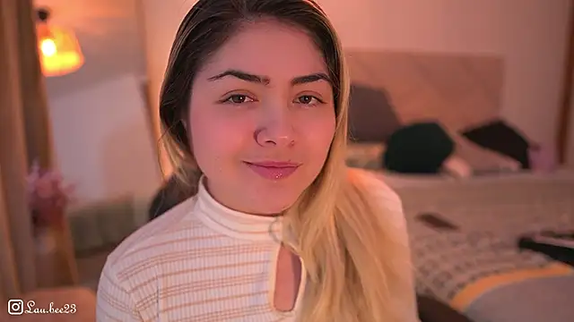 Snapshot of Lau_Bee chatting on October 30, 6:42 pm Lau Bee online show from October 30, 6:42 pm