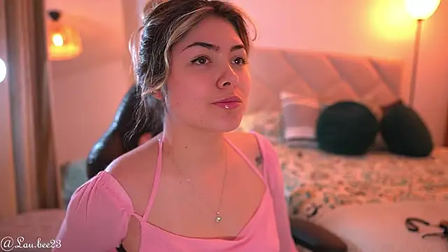 Snapshot of Lau_Bee chatting on September 23, 5:33 pm Lau Bee online show from September 23, 5:33 pm