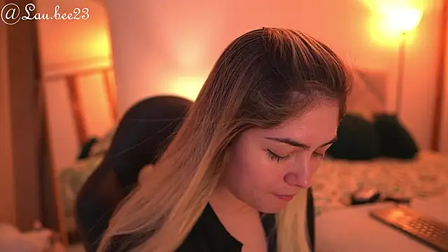 Snapshot of Lau_Bee chatting on October 7, 6:23 pm Lau Bee online show from October 7, 6:23 pm