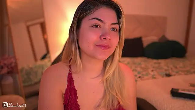 Snapshot of Lau_Bee chatting on October 25, 6:48 pm Lau Bee online show from October 25, 6:48 pm