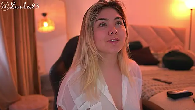 Snapshot of Lau_Bee chatting on October 2, 5:51 pm Lau Bee online show from October 2, 5:51 pm