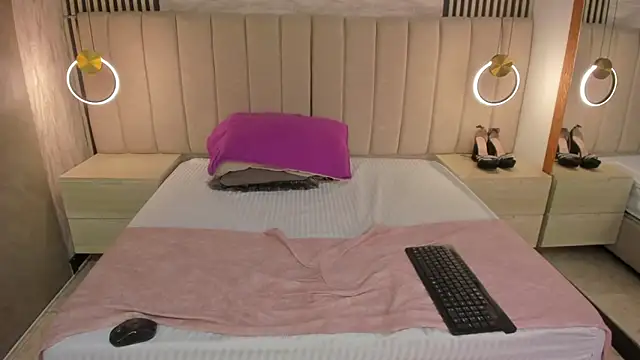 Snapshot of laura_smith33 chatting on October 24, 3:41 pm laura smith33 online show from October 24, 3:41 pm