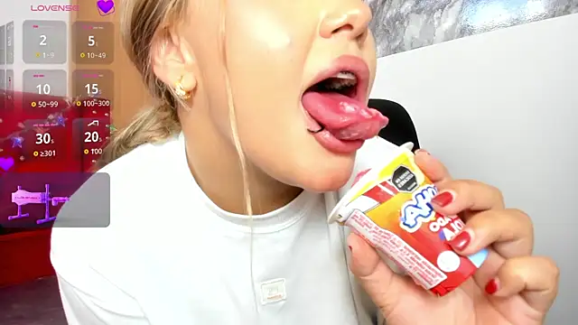 Snapshot of SofiaJoness_ chatting on October 21, 8:57 pm SofiaJoness online show from October 21, 8:57 pm