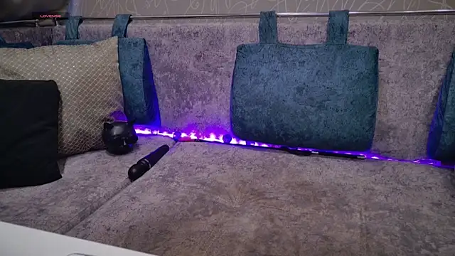 Snapshot of blackcat142 chatting on October 24, 1:18 pm blackcat142 online show from October 24, 1:18 pm