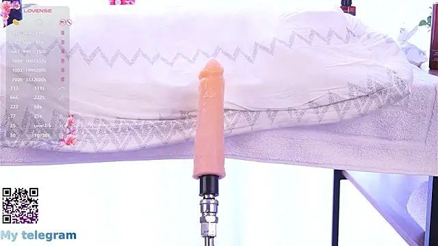 Snapshot of LynBardon chatting on October 8, 7:35 am LynBardon online show from October 8, 7:35 am