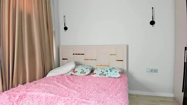 Snapshot of Lola_Peach chatting on October 24, 2:51 am Lola Peach online show from October 24, 2:51 am