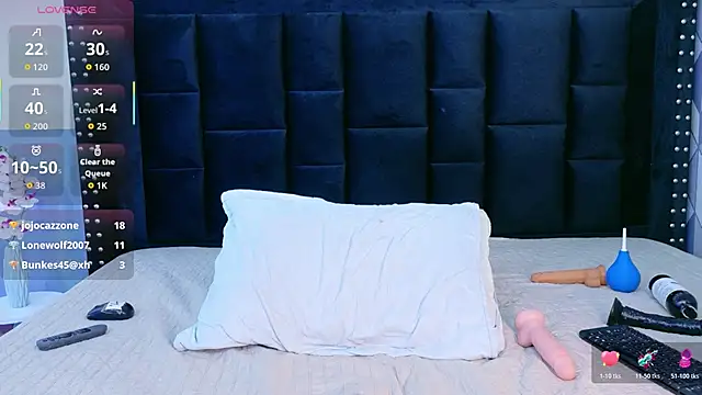 Snapshot of petitelittleebony chatting on October 31, 3:30 am petitelittleebony online show from October 31, 3:30 am