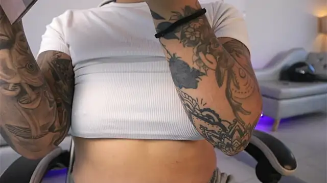 ashleyvalirya online show from April 1, 7:55 pm