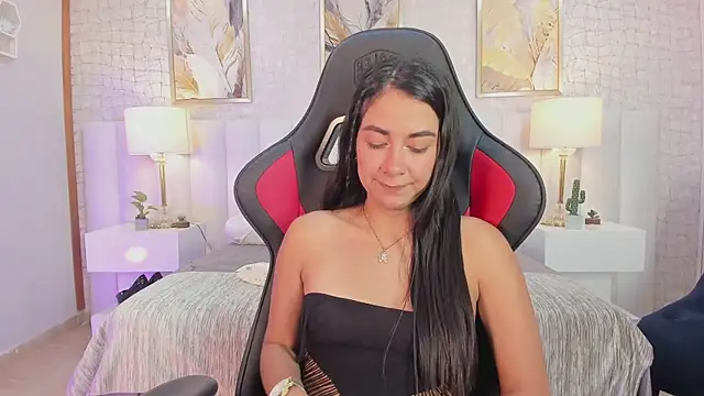 Snapshot of lyzzi_smith01 chatting on October 4, 8:24 pm lyzzi smith01 online show from October 4, 8:24 pm