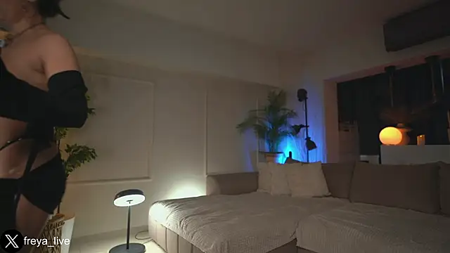 freyacherie online show from March 7, 2:57 pm