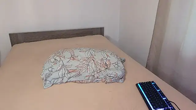 Snapshot of rosebelle11111 chatting on October 14, 7:11 am rosebelle11111 online show from October 14, 7:11 am