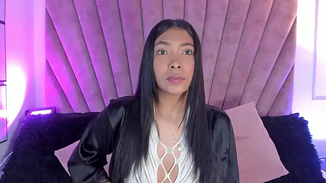 Snapshot of KarolRojas_ chatting on October 21, 3:32 am KarolRojas online show from October 21, 3:32 am