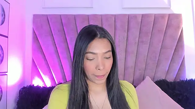 Snapshot of KarolRojas_ chatting on October 22, 3:33 am KarolRojas online show from October 22, 3:33 am